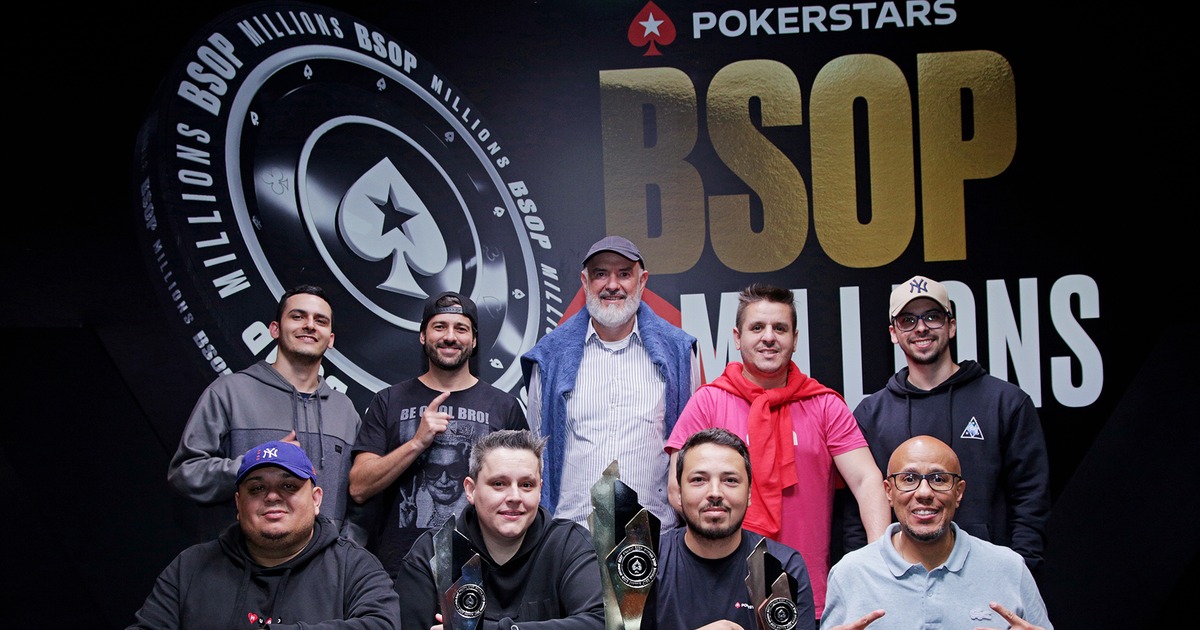 Jogadores da mesa final do Main Event do BSOP Millions 2024 posam com três troféus diante do painel com os logos do BSOP Millions e do PokerStars
