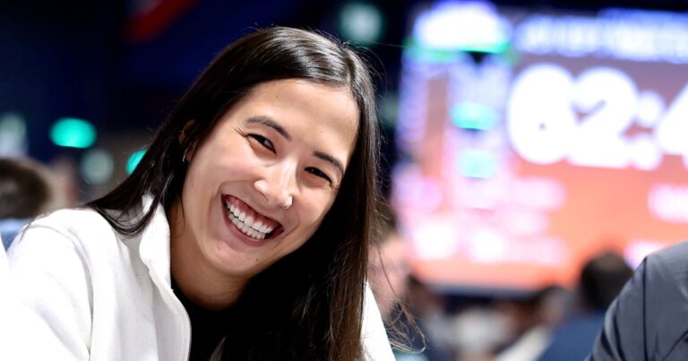 Bárbara Akemi sorri em mesa de torneio ao vivo