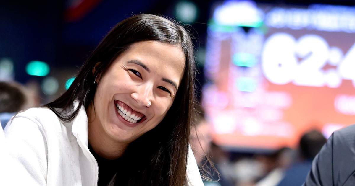 Bárbara Akemi sorri em mesa de torneio ao vivo