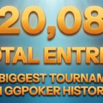 Arte do GGPoker com o número 420,084 e as frases Total entries e The biggest tournament in GGPoker history em letras douradas sobre fundo azul de fundo do mar