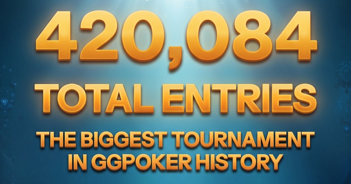 Arte do GGPoker com o número 420,084 e as frases Total entries e The biggest tournament in GGPoker history em letras douradas sobre fundo azul de fundo do mar