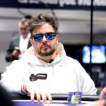 Fabiano Kovalski de óculos espelhados e moletom do Samba Poker Team sentado à mesa no EPT Barcelona