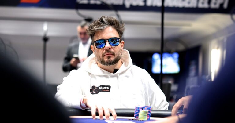 Fabiano Kovalski de óculos espelhados e moletom do Samba Poker Team sentado à mesa no EPT Barcelona