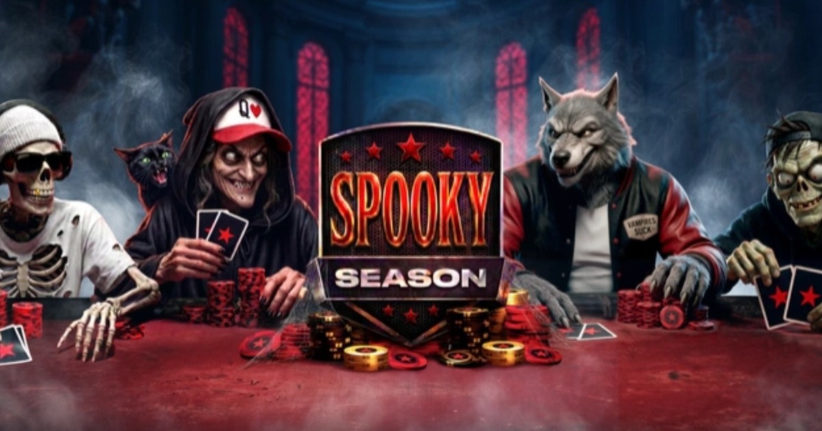 Arte oficial da Spooky Season do PokerStars: caveira, bruxa, lobisomem e zumbi jogam poker numa mesa vermelha com fichas, ao redor do logo Spooky Season